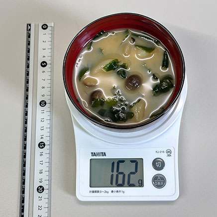 お椀1杯分のしめじとわかめの味噌汁