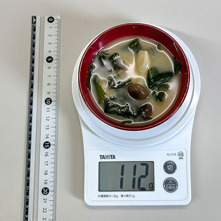 汁椀(小)1杯分のしめじとわかめの味噌汁