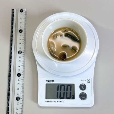 100g分のしめじとわかめの味噌汁