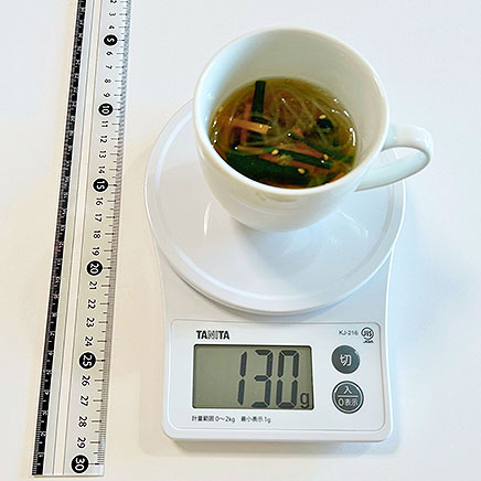 カップ1杯分の緑豆春雨のスープ