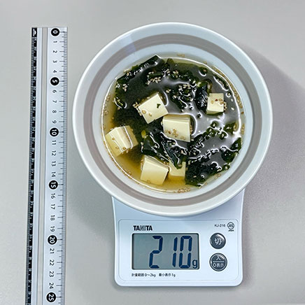 スープ皿(大)1杯分の豆腐とわかめの中華スープ