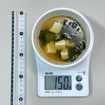 スープ皿1杯分の豆腐とわかめの中華スープ