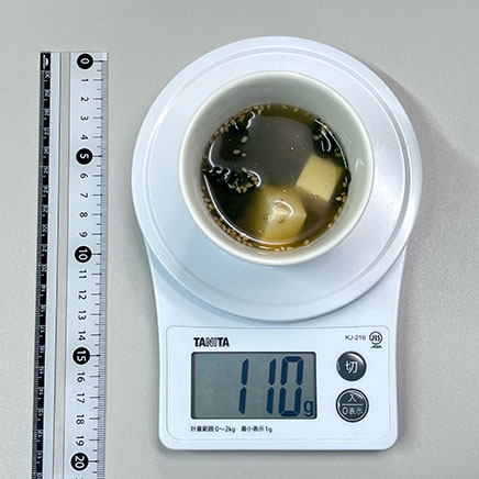 スープカップ1杯分の豆腐とわかめの中華スープ