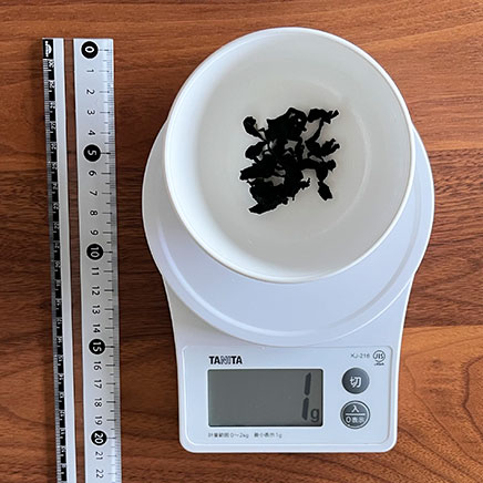 汁椀1杯分のわかめとねぎの味噌汁に使った乾燥わかめ