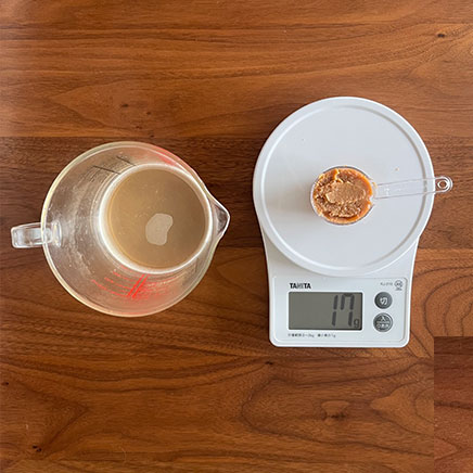 汁椀1杯分のわかめとねぎの味噌汁に使った味噌とかつお出汁