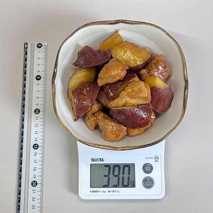 大皿1皿分のさつまいもと鶏肉の煮物