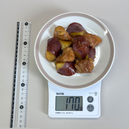 中皿1皿分のさつまいもと鶏肉の煮物
