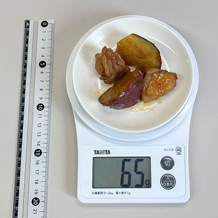 小皿1皿分のさつまいもと鶏肉の煮物