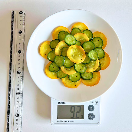 大皿1皿分のズッキーニときゅうりのサラダ