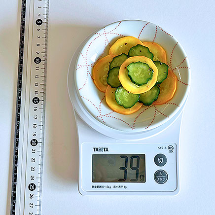 小皿1皿分のズッキーニときゅうりのサラダ