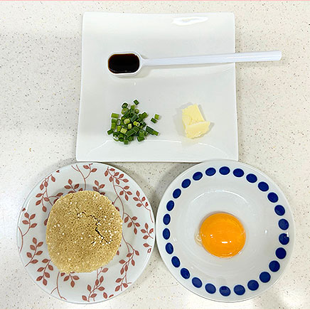 中皿一皿分のえのきステーキに使用した材料（えのき、卵黄、小ねぎ、醤油、バター）