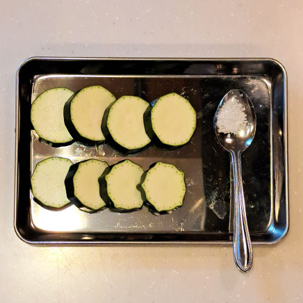 ズッキーニの素揚げに使用したズッキーニと塩