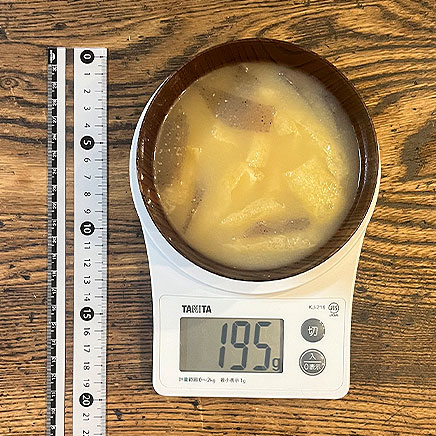 お椀1杯分の油揚げとこんにゃくの味噌汁