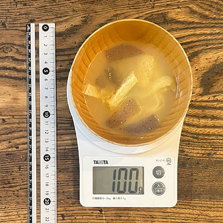 100g分の油揚げとこんにゃくの味噌汁