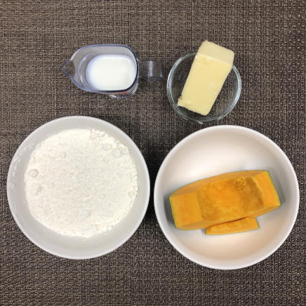 かぼちゃのスコーンの材料(かぼちゃ・ホットケーキミックス・牛乳・無塩バター)