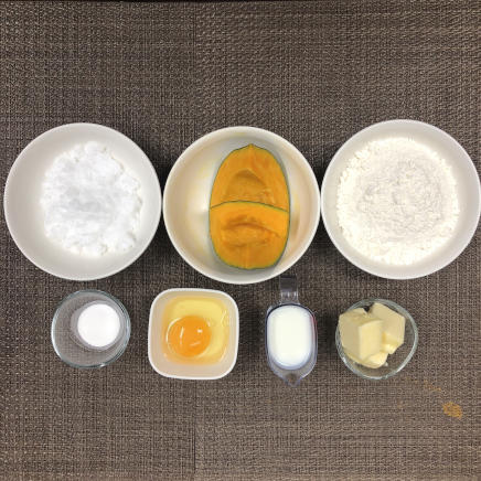 7個分のかぼちゃマフィンに使用した材料(かぼちゃ・小麦粉・ベーキングパウダー・無塩バター・砂糖・卵・牛乳)