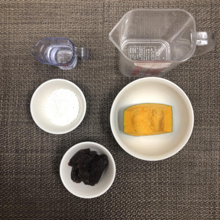 お椀1杯分のかぼちゃ汁粉に使った材料(かぼちゃ・白玉粉・水・こしあん・水)
