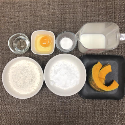 6個分のかぼちゃ蒸しパンに使用した材料(かぼちゃ・小麦粉・ベーキングパウダー・卵・砂糖・サラダ油・牛乳)