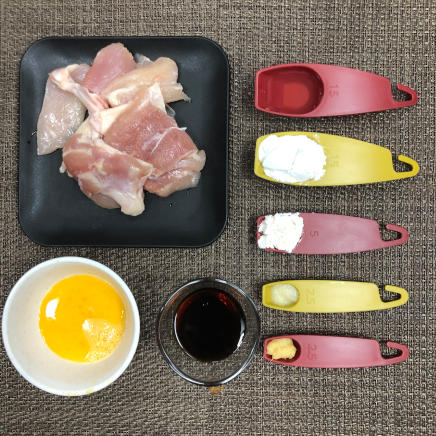 一人前のザンギに使用した材料（鶏もも肉、料理酒、醤油、すりおろし生姜、おろしにんにく、卵、片栗粉、小麦粉）