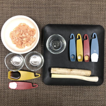 1人前の鶏ごぼうすり身に使用した材料(鶏ひき肉・ごぼう・長ねぎ・片栗粉・おろし生姜・塩・こしょう・醤油・料理酒・みりん・砂糖・サラダ油)