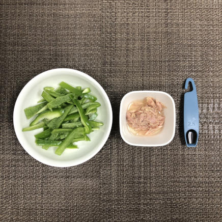 中皿1皿・1人前のピーマンとツナの炒め物に使用した材料(ピーマン・ツナ・醤油)