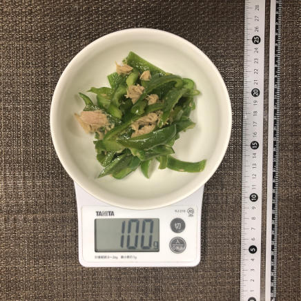 100g分のピーマンとツナの炒め物