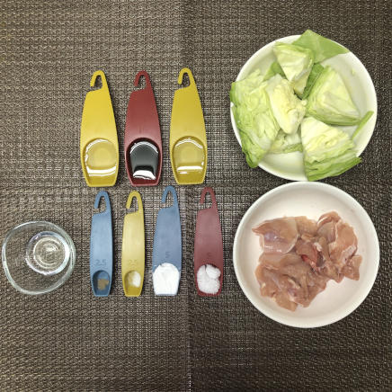 中皿1皿・1人前の鶏肉とキャベツの炒め物に使用した材料(鶏もも肉・キャベツ・塩・こしょう・片栗粉・サラダ油・料理酒・みりん・醤油・みりん・砂糖)