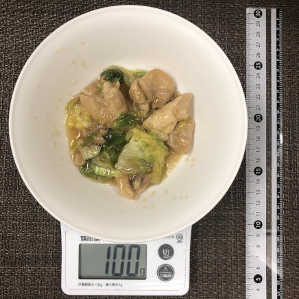 100g分の鶏肉とキャベツの炒め物