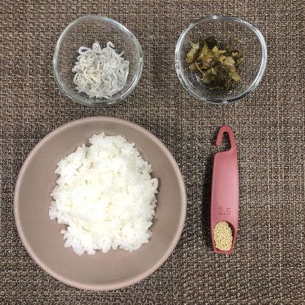 1個分の高菜おにぎりに使用した材料(ご飯・高菜漬け・ちりめんじゃこ・風味調味料)