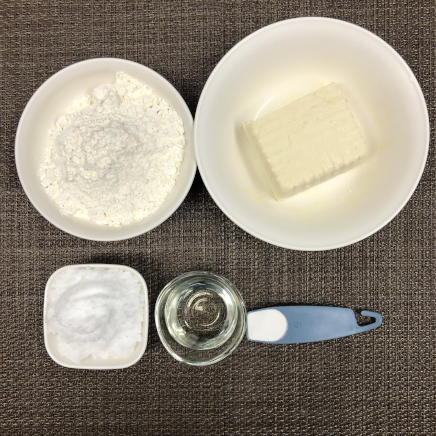 豆腐ケーキに使用した材料(絹豆腐・小麦粉・ベーキングパウダー・砂糖・サラダ油)