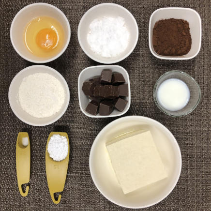 豆腐ブラウニー1本に使用した材料(絹豆腐・卵・さとう・チョコレート・牛乳・小麦粉・ココア・塩・粉糖)