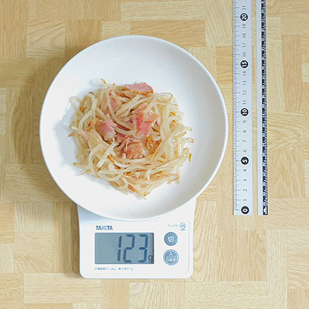 中皿1皿分のブラックマッペもやしの炒め物