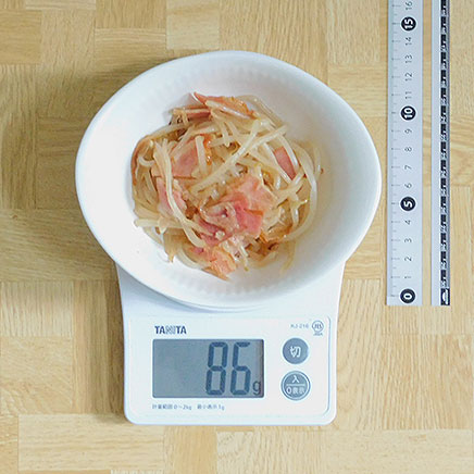 小皿1皿分のブラックマッペもやしの炒め物