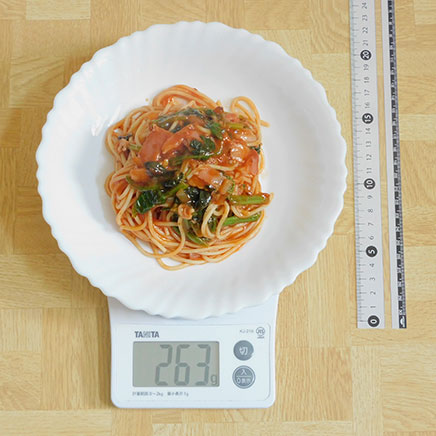 大皿1皿分のほうれん草とベーコンのトマトパスタ