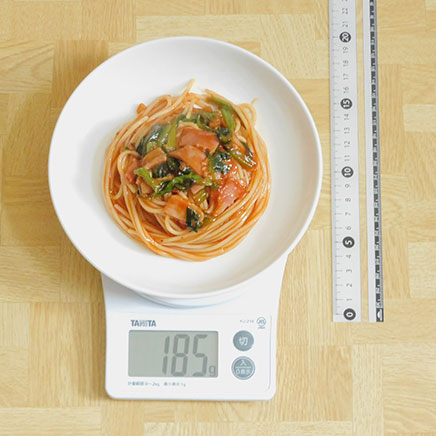 中皿1皿分のほうれん草とベーコンのトマトパスタ