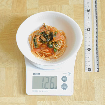 小皿1皿分のほうれん草とベーコンのトマトパスタ