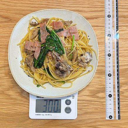 大皿1皿分のほうれん草と舞茸のパスタ