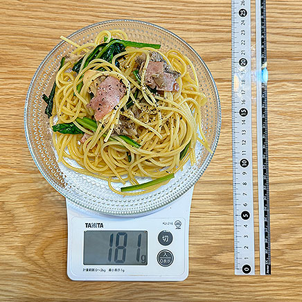 中皿1皿分のほうれん草と舞茸のパスタ