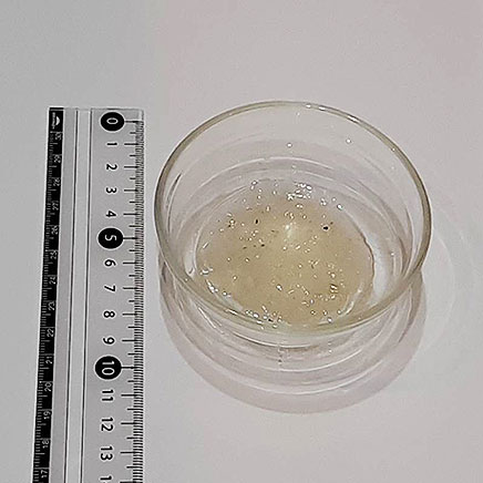 豆皿に入れた大さじ1のライムドレッシング