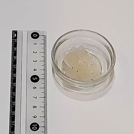 豆皿に入れた小さじ1のライムドレッシング