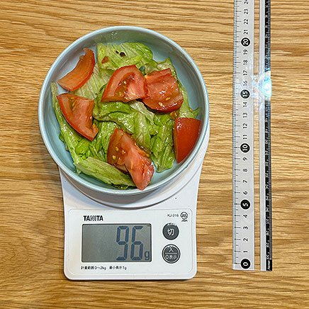 小皿1杯分のレタスとトマトのサラダ