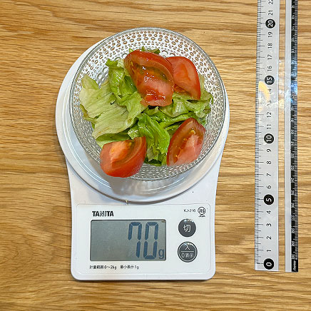 小鉢1杯分のレタスとトマトのサラダ