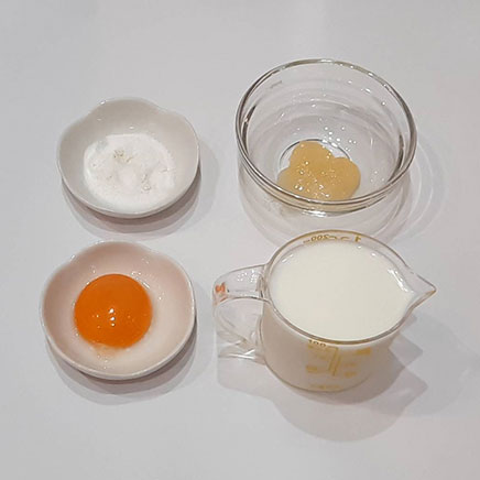 葛粉プリンに使用した材料(卵黄、はちみつ、葛粉、牛乳)
