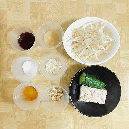 小皿1皿分の鶏肉ともやしのサラダに使った材料(もやし、蒸し鶏、きゅうり、醤油酢、砂糖、顆粒中華だし、ごま油、ごま)