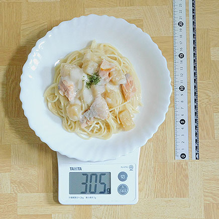 大皿1皿分の鮭とじゃがいものクリームパスタ