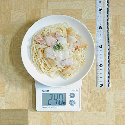 中皿1皿分の鮭とじゃがいものクリームパスタ