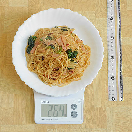 大皿1皿分の小松菜とベーコンのペペロンチーノ