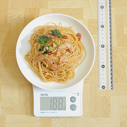 中皿1皿分の小松菜とベーコンのペペロンチーノ