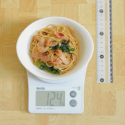 小皿1皿分の小松菜とベーコンのペペロンチーノ