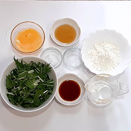 直径17㎝の水菜のチヂミ1枚に使った材料（卵、小麦粉、砂糖、醤油、水、塩、水菜、ごま油）